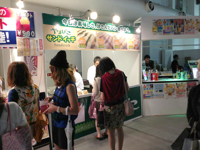 神戸：ワールド記念ホール 「神戸コレクション」 で販売（2013/9/1）