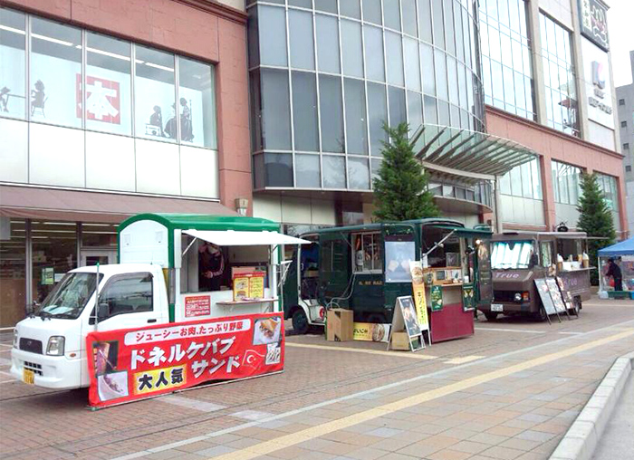 和歌山城の前でドネルケバブ販売