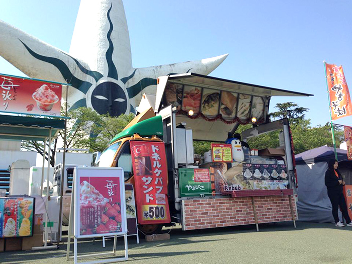 万博記念公園 お祭り広場でドネルケバブ販売