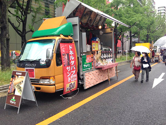 大阪・御堂筋 歩行者天国でドネルケバブ販売