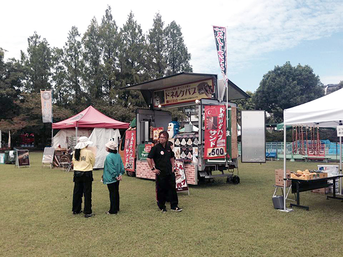 京都競馬場でドネルケバブ販売