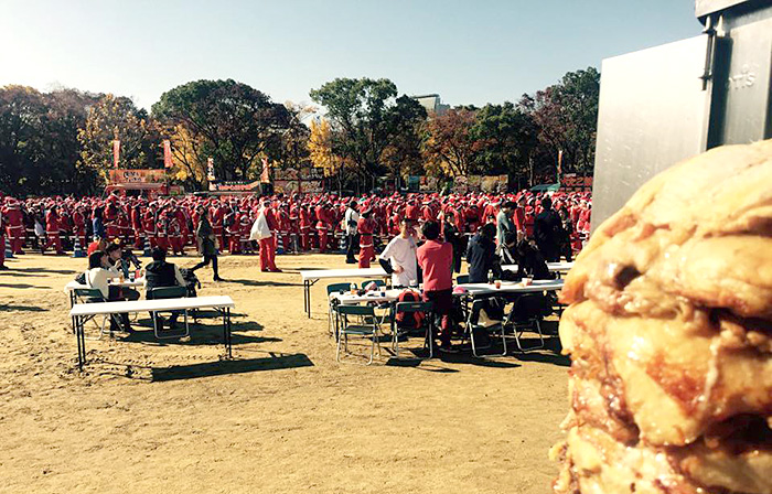大阪グレートサンタラン2014：大阪城公園で、ドネルケバブ販売