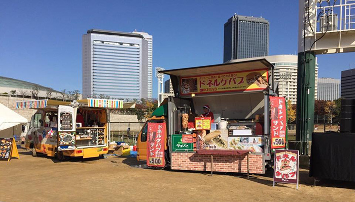 大阪グレートサンタラン2014：大阪城公園で、ドネルケバブ販売