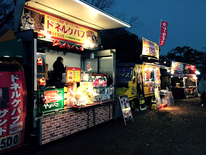 イルミナイト万博X'mas：万博記念公園で、ドネルケバブ販売