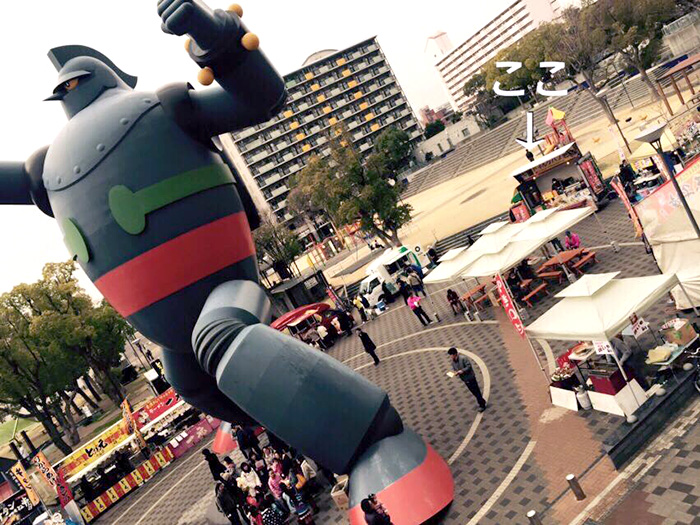 兵庫県 神戸市長田区 鉄人28号モニュメントの下でドネルケバブ販売